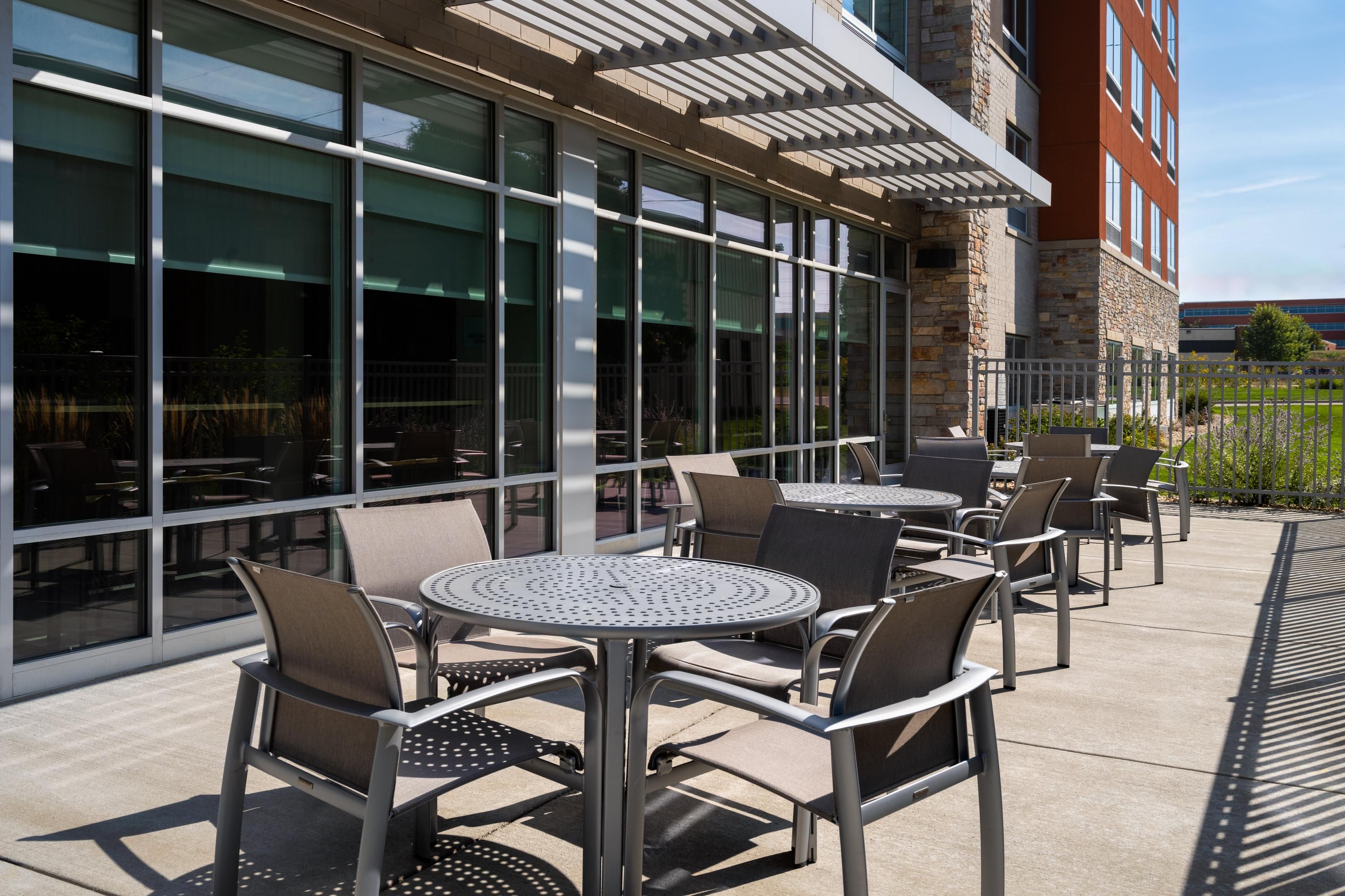 Holiday Inn Express & Suites Madison West - Middleton By IHG - Middleton - Patio