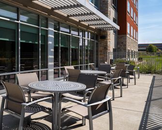 Holiday Inn Express & Suites Madison West - Middleton By IHG - Middleton - Patio