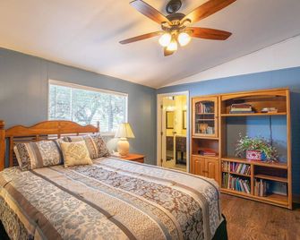 Casa del Lago: 2/1.5, Lakefront Cabin @ Canyon Lake + Ping Pong + Large Shady Yard - Canyon Lake - Habitación