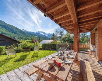 Superb 8-room apartment in chalet. South-facing garden and terrace. Fireplace - Le Monêtier-les-Bains - Patio