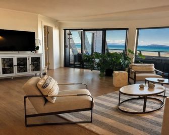 Stunning Beachfront Condo: Whale Watching & Cruise Ship Views - Qualicum Beach - Wohnzimmer