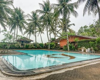 OYO 91218 Villa Karang Sono - Anyar - Pool