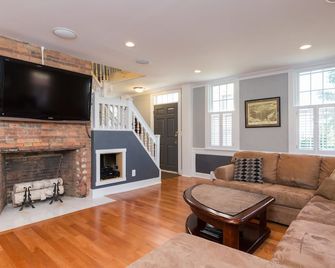 Beautifully Renovated Historic Home - Portsmouth - Living room
