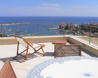 Apartment with balcony above the harbor in the heart of the old town - Castellammare del Golfo