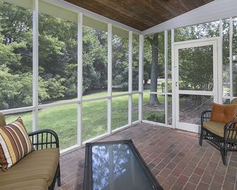 Beautiful Home Close To Everything - Greenville - Balcony