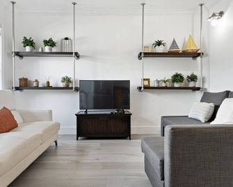 Spacious Beach Apt in Las Olas Blvd - Fort Lauderdale - Living room