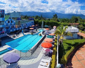 Hotel Barcelona Chinauta - Chinauta - Piscina