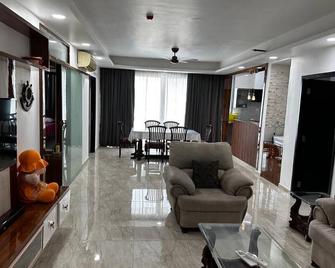 Spacious 3-bedroom apartment in enchanting Hyderabad with WiFi, AC - Haiderabad