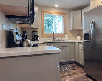 Private hot tub -2 king beds -near Pictured Rocks! - Christmas - Cocina