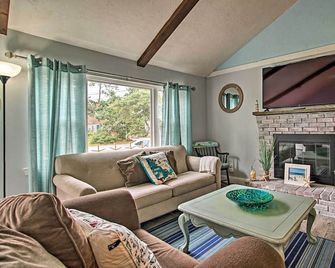 Walk to Beach: Quaint Dennis Home w/ Deck + Grill! - Dennis - Stue