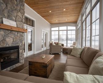 Family Cottage with breaktaking views of Lake Erie - Long Point - Living room