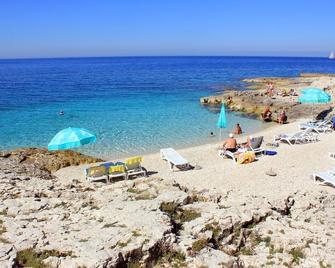 Apartments by the sea Mali Losinj (Losinj) - 8001 - Mali Lošinj - Beach