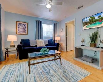 Tropical Treehouse · Siesta Key Sanctuary -Pool-Kayaks-TikiHut-King bed - Siesta Key - Living room