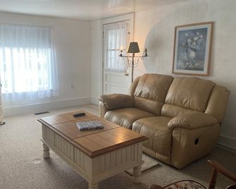 Perfect Family Vacation House - Walk to Beach - Sylvan Beach - Sala de estar