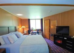 King Suite - Soaking Tub and Fireplace - Spring Green - Bedroom