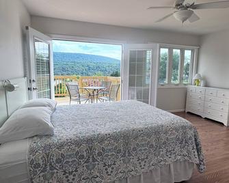 Wonderful Mountain Views. Walk to Rivers, Parks, Restaurants and Shops. - Harpers Ferry - Bedroom