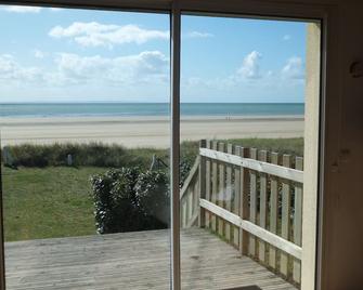 Beautiful beachfront villa - Denneville - Balcón
