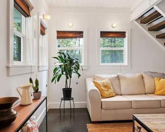 Blue Mountain Loft - A Unique Jewel In The Trees - Pioneer - Living room