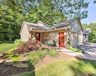 Cozy Garden Room in Welsh Mountain Suites! - New Holland - Building