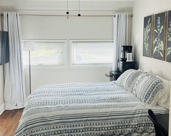 Private bedroom with bathroom-private entrance - Trenton - Bedroom