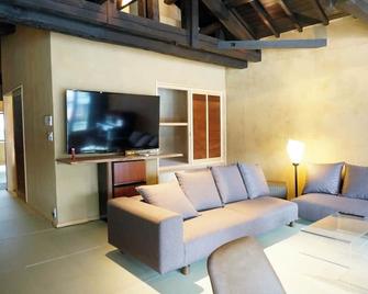 Ine Ebisuya Chitose - Ine - Living room