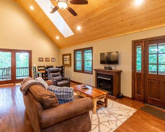 Rainbow Run- Luxury Home in River Community, Fire Pit, Great Fishing! - Sylva - Living room