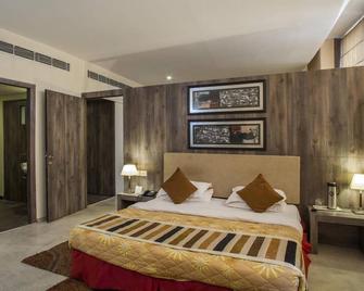 Kc Residency - Katra - Bedroom