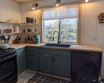 Magical Northern Michigan Cottage with Hot Tub - Bear Lake - Kitchen