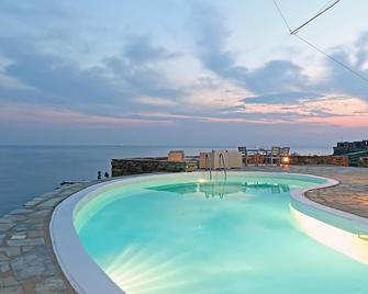 Perfect located holiday home with pool directly at the sea, Wifi | Koundouros, K - Koundouros - Pool