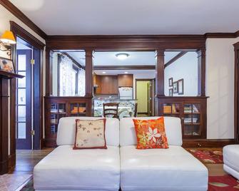 European style 3 Bed/2 Bath close to all (20 min to Back Bay/Copley Sq.) - 波士頓 - 客廳