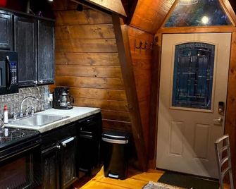 Hot Tub, Unique A-Frame Cabin, Walk To Ski Resort - Mars Hill - Cocina