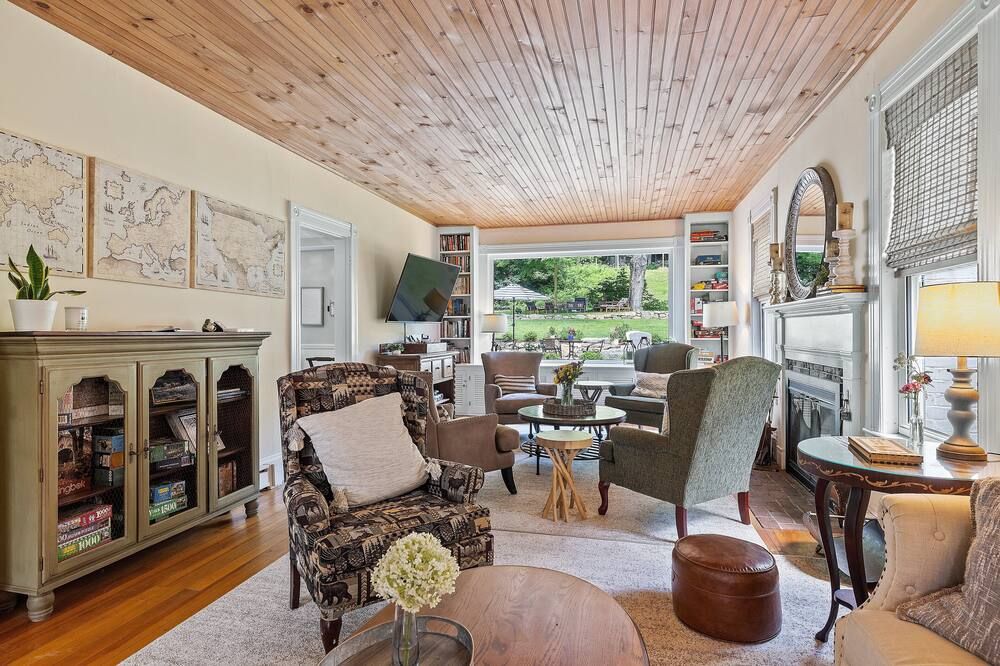 Inn on Golden Pond - Holderness - Living room