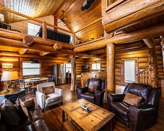 Perfect for Families! Big Patio, Pool/Hot Tub - Kingsland - Living room