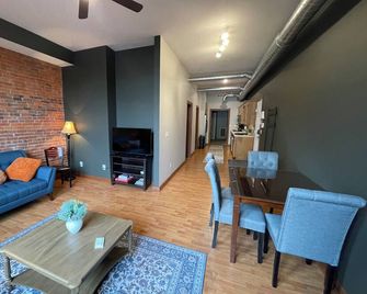 Downtown 2-bedroom luxury apartment in Wooster - Wooster - Living room
