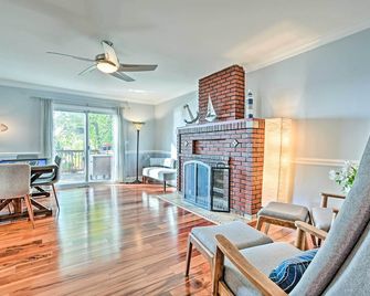 Lakefront Home w/ Game Room, Theater & Dock! - Fox Lake - Soggiorno