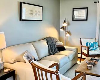 Newly renovated home w/ space to move inside & out - Eden - Living room
