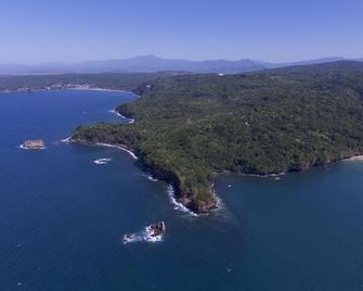 Villa Tutu with jungle and ocean views, 8,600sqf of gardens, sleep 12 - Chacala - Plajă