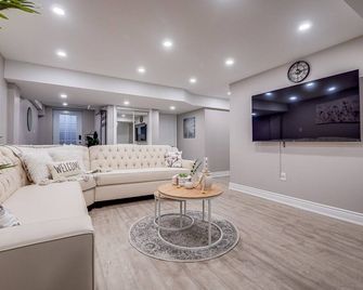 Vacation Home in Pickering - Pickering - Living room