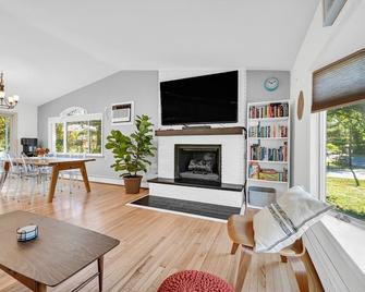 Caroline House Beacon Getaway - Wappingers Falls - Living room