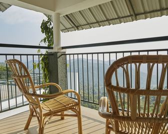 مونار تي كانتري ريزورت - مونار - شرفة