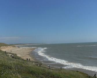 Holiday house at the foot of bike paths 5 km from the beaches - Landevieille - Playa