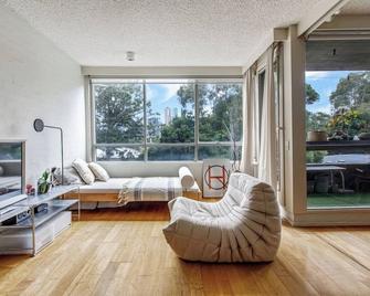 Albert Park Hideaway - A Peaceful Leafy Locale - Melbourne - Living room