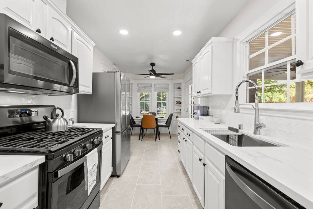 The Cottage at McKinley. Updated 1 King & 1 Queen bed with 2 full baths. - Sacramento - Cocina