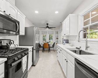 The Cottage at McKinley. Updated 1 King & 1 Queen bed with 2 full baths. - Sacramento - Kjøkken