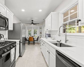 The Cottage at McKinley. Updated 1 King & 1 Queen bed with 2 full baths. - Sacramento - Cocina