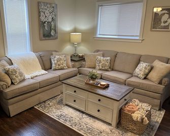 Cute & cozy, close to downtown Boyne city! - Boyne City - Living room