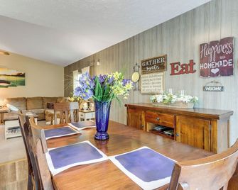 Holiday Island Family Home on 13th Green! - Eureka Springs