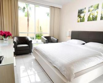 Royal Hotel N' Lounge - Jember - Bedroom