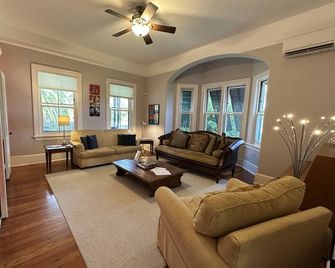 Pembroke Villa - Business and Vacation Home - Hamilton - Living room