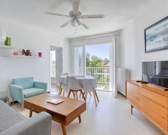 Bright 60m near the beach - Six-Fours-les-Plages - Huiskamer